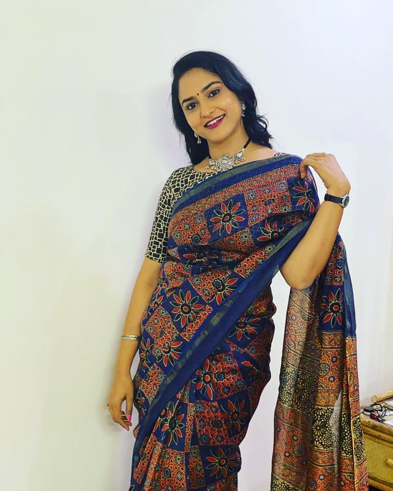 Zee Telugu Tv Anchor Kasi Annapurna Images In Navy Blue Saree